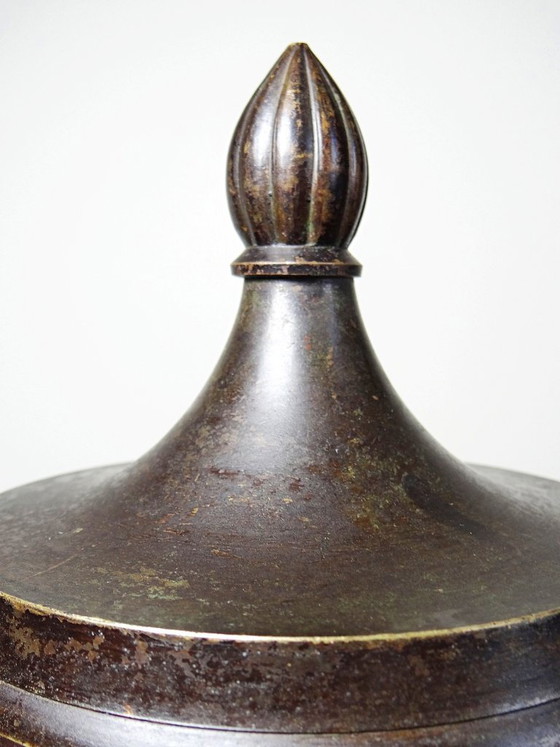 Image 1 of Casseruola con coperchio in stile Impero, in metallo patinato effetto bronzo, India, anni '60-'80