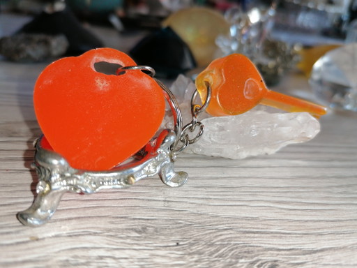 Resina epossidica, ciondolo "fatto in casa" (chiave e cuore) – decoratieve objecten, Metal, Plastic