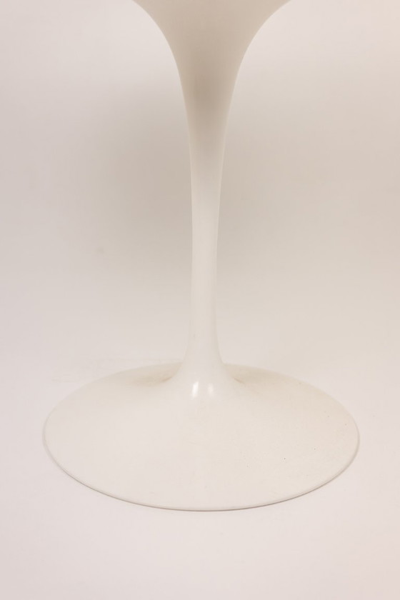 Image 1 of Eero Saarinen, voor Knoll International. Tulpvormige bijzettafel. Circa 1970.