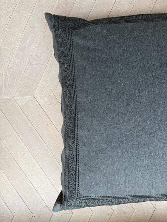 Image 1 of Großes graues Bodenkissen mit schwarzem Paisley-Rand