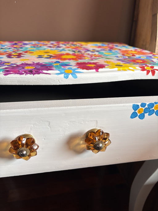 Unieke bijzettafel met handgeschilderde bloemen