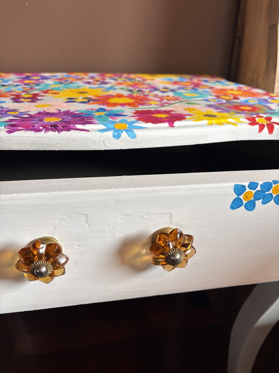 Image 1 of Unieke bijzettafel met handgeschilderde bloemen