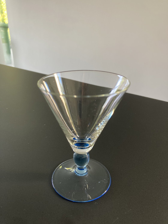 Image 1 of Vier französische Schnapsgläser, Mid Century (1950er Jahre), mit farbigem Sockel