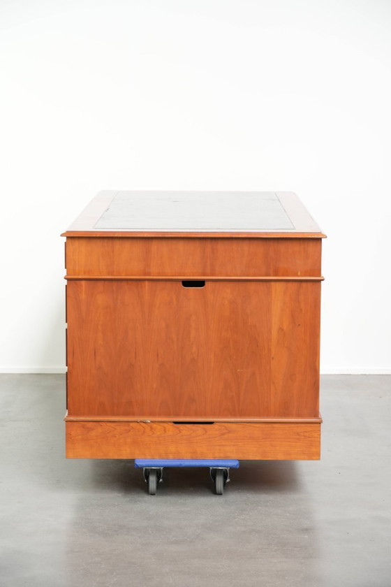 Image 1 of Groot klassiek houten bureau in Engelse stijl met 4 lades en een blauw lederen blad