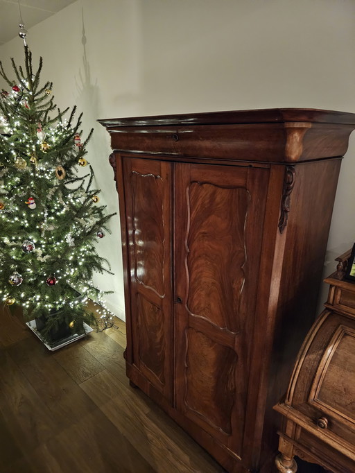 Antiguo armario holandés para ropa blanca con cajones, circa 1800 (transición a Biedermeier), muy buen estado.