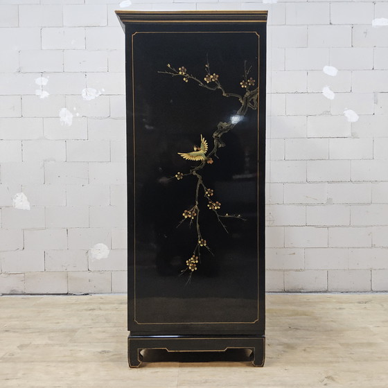 Image 1 of Vintage Chinese zwarte lakkast vogels en bloemen /  bohemian / oosterse / Aziatische kast (bruidskast)