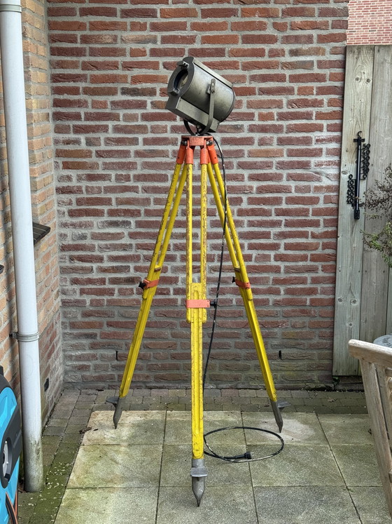 Image 1 of 💡 Lampadaire industriel chargé d'histoire | La précision suisse rencontre l'éclairage scénique néerlandais