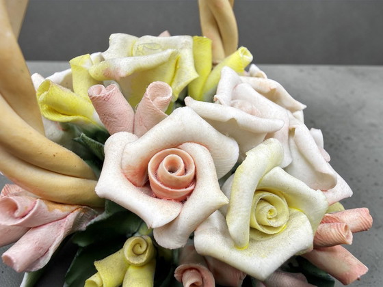 Image 1 of Capodimonte – Cestino di Rose Alta Manifattura, Porcellana Modellata a Mano, Miniatura d'Arte 10,5cm, Made in Italy