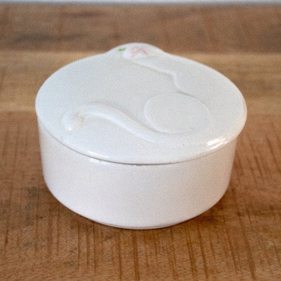 Image 1 of Boîte vintage en porcelaine blanche avec un chat sur le couvercle