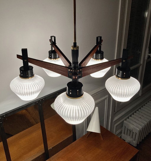 Lampadario italiano d'epoca in teak, ottone e vetro opalino