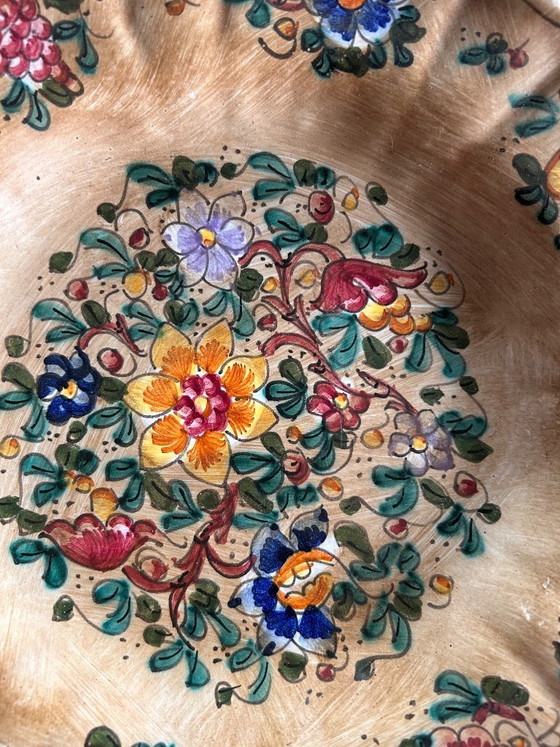 Image 1 of Kleurrijk gedecoreerd kleibord, handbeschilderd.