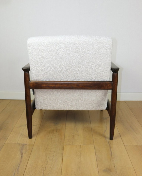 Image 1 of GFM-142 Fauteuil, ontwerp van Edmund Homa uit de jaren 70, wit ivoor boucle - 2 stuks beschikbaar - donker hout