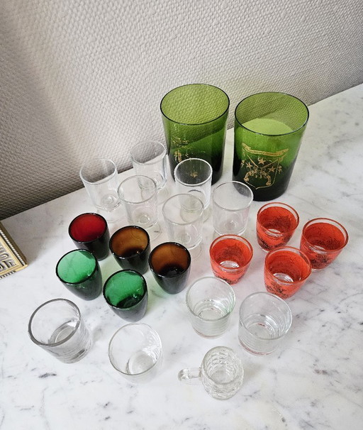Lot von 22 Vintage Bistro Collection Shot, Digestif, Arquebusiers Reims Amber Green Red