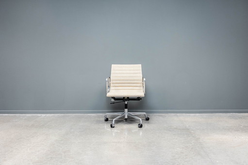 Eames EA117 bureaustoel