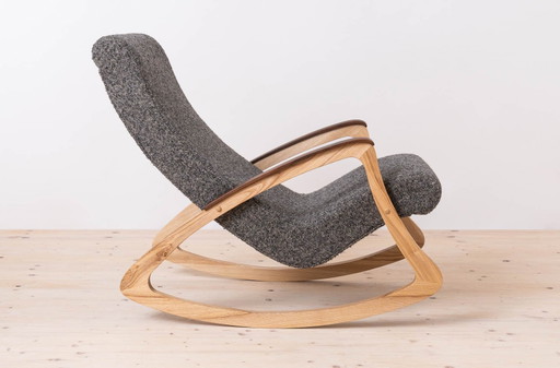 Sedia a dondolo vintage, Cecoslovacchia, anni '50, rivestita in bouclé grigio antracite