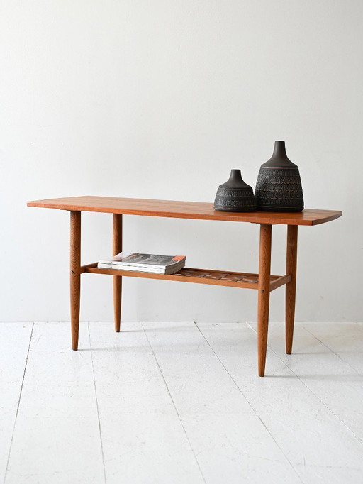 Table basse scandinave en teck des années 1950/60 avec étagère tissée