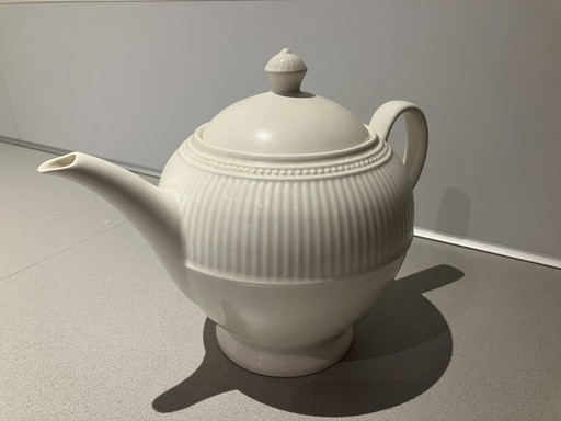 Theeset Van Een Theepot, Melkkannetje En Suikerpotje Uit De Wedgwood Windsor Serie