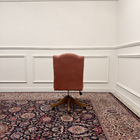 Silla de oficina clásica inglesa color salmón – Sillas de oficina, Wood, Leather (photo 4 of 7)