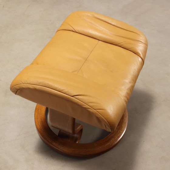 Ekornes Armchair with Footstool – Leather (photo 8 of 13)
