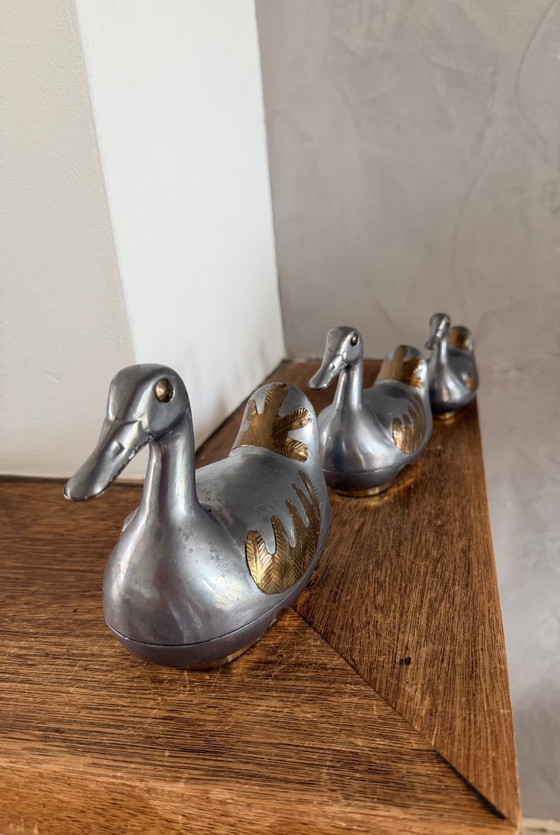 Image 1 of Tres preciosos patos de peltre de la década de 1970 procedentes de Hong Kong.