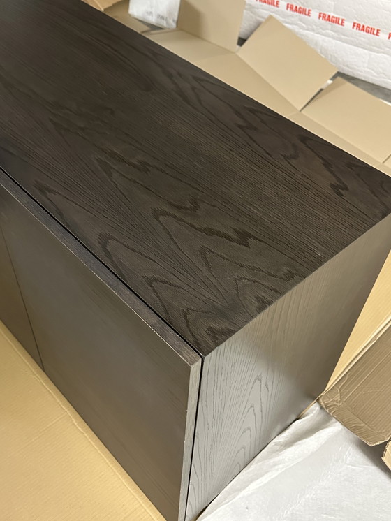 Image 1 of 4-TÜRIGES SIDEBOARD AUS GRAUEM EICHENHOLZ AUF MASSIVEM SOCKEL OHNE GRIFFE