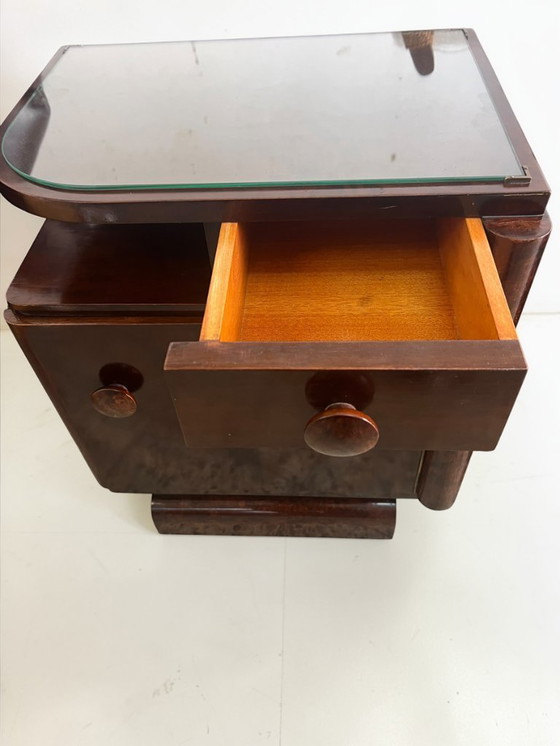 Image 1 of Paar deutsche Streamline - Art Deco Nachttische aus den 1940er–50er Jahren mit wunderschönem Maserfurnier und Glasauflage