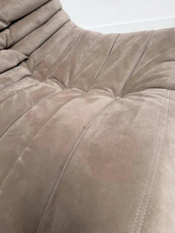 Image 1 of Originales Ligne Roset Togo 2-Sitzer-Sofa von Michel Ducaroy, taupefarbener Alcantara, 1995