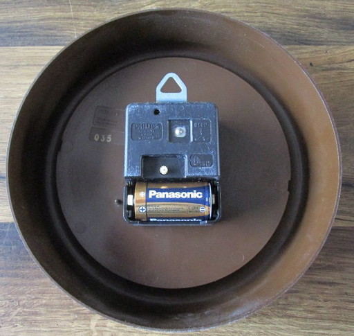 Vintage braune runde Philips HR5476 Quarz-Wanduhr aus den 1970er Jahren.