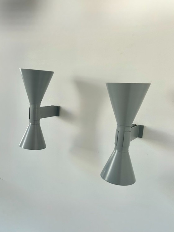 Coppia di applique vintage di Marsiglia, disegnate da Le Corbusier, in metallo laccato grigio, Francia, 1990. (photo 3 of 5)