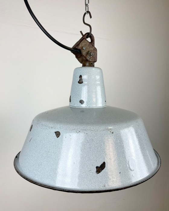 Image 1 of Lampe industrielle en émail gris avec abat-jour en fonte, années 1960