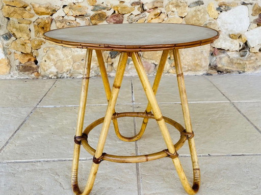 Mesita auxiliar de bambú y ratán de mediados de siglo, década de 1960.