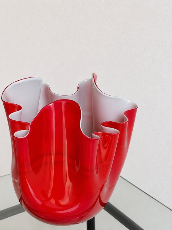 Image 1 of Grand vase Venini "Fazzoletto" en verre de Murano par Bianconi - Rosso Lattimo (2003)