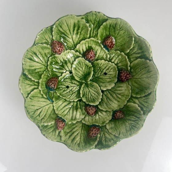 Image 1 of Ciotola/scolapiatti in ceramica a forma di foglia e fragola