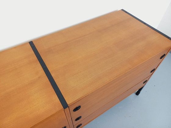 Image 1 of Groot laag vintage modernistisch ARP Minvielle dressoir van Guariche Mortier Motte in essenhout en zwart metaal uit de jaren 60