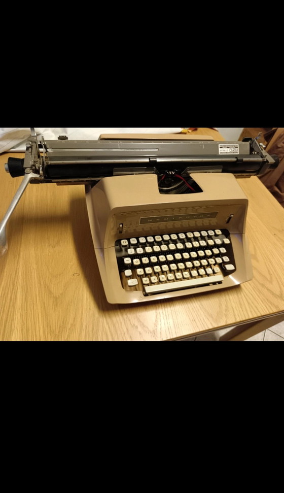 Image 1 of Machine à écrire des années 60 et 70 - Remington