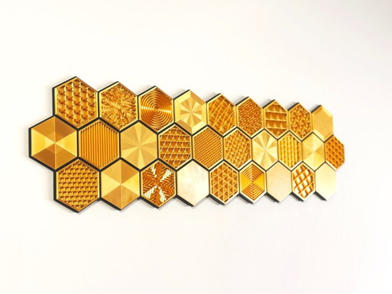 Image 1 of Gouden honingraat wanddecoratie | Hexagonale geometrische decoratie | Moderne wandsculptuur