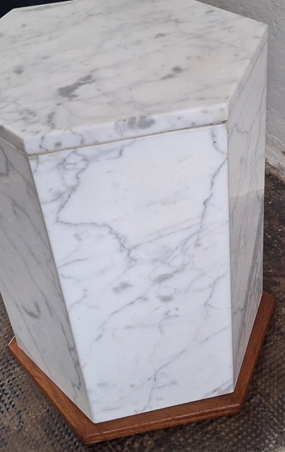 Italienischer sechseckiger Monolith-Beistelltisch/Sockel aus Carrara-Marmor – Beistelltische, Marble (photo 3 of 15)
