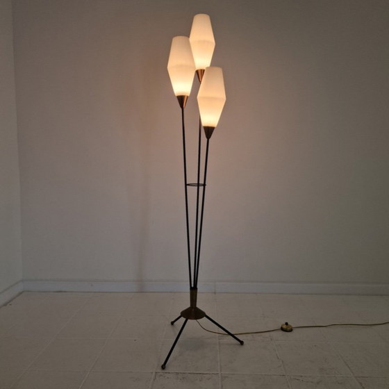 Image 1 of Lampadaire trépied en verre opalin et laiton, Italie, années 1950