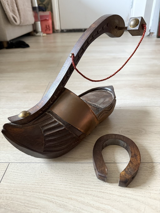 Decorative wooden wine bottle holder with a built-in ringing mechanism