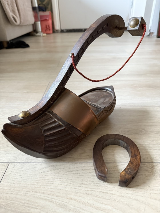 Image 1 of Porte-bouteilles de vin décoratif en bois avec mécanisme de sonnerie intégré