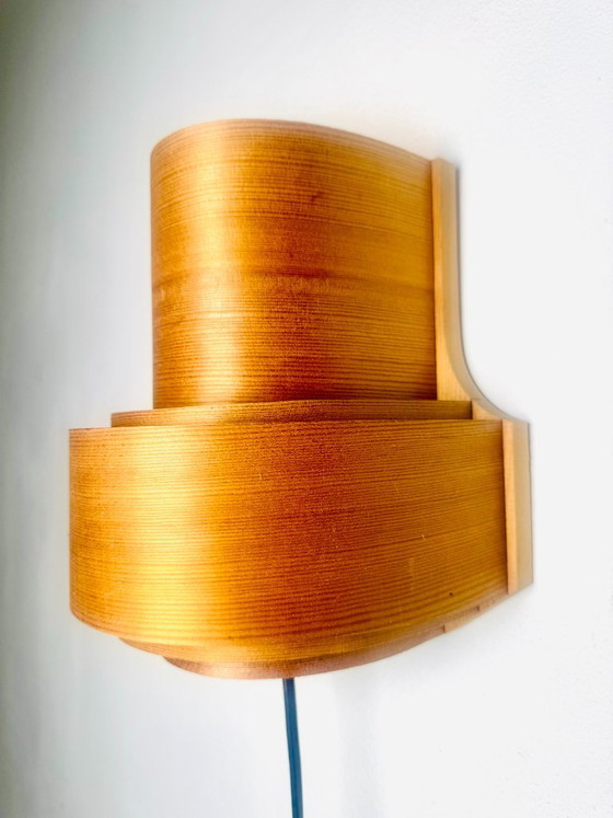 Lampada da parete curva a strati in impiallacciatura di pino, prodotta da Translandia, Danimarca, anni '60. (photo 7 of 7)