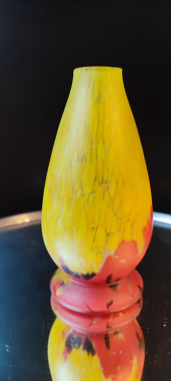 Image 1 of Vase forme galbée en pâte de verre 
