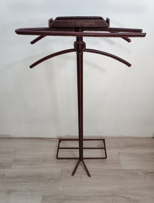 Perchero de pie revestido de cuero, de Jacques Adnet, 1950.