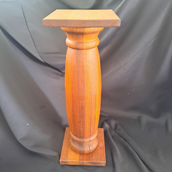 Image 1 of Base in legno massello – probabilmente noce – alta 70,5 cm