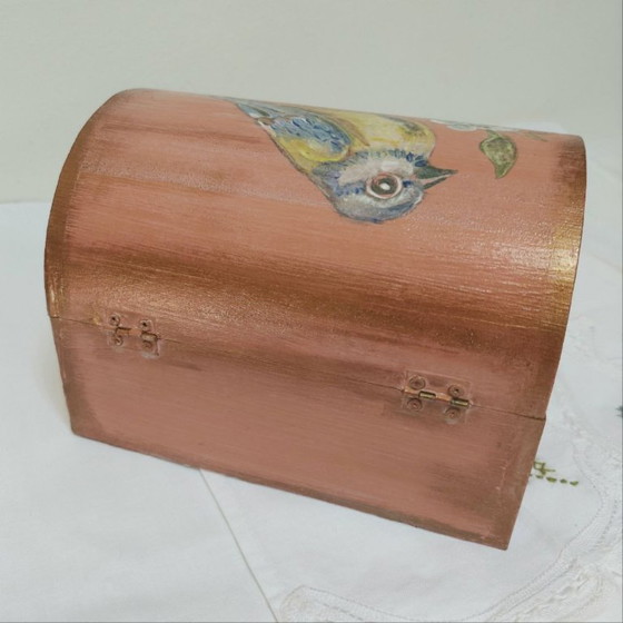 Image 1 of Portagioie in legno con pettirosso dipinto a mano, stile cottagecore vintage anticato.