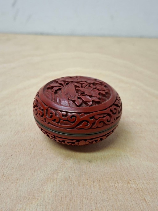 Tasse à encre rouge de Chine avec des fleurs sculptées à la main - vers 1940