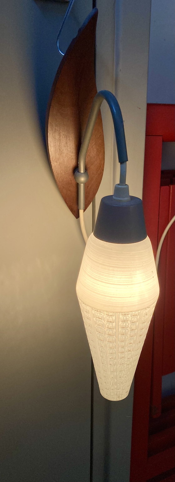 Image 1 of Lampada da parete di metà secolo con paralume in vetro pressato e piastra a muro in legno