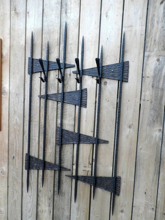 perchero brutalista, 1970 – polished steel, Hierro (photo 3 of 7)