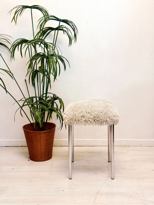 Taburete vintage con estructura tubular cromada