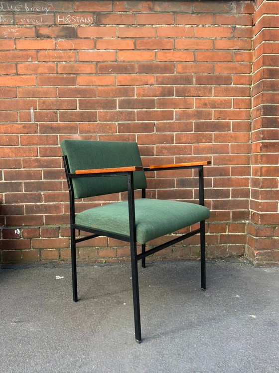 Poltrona Vintage di Carattere con Struttura in Acciaio Nero, Braccioli in Teak e Verde Bosco Intenso (photo 2 of 8)